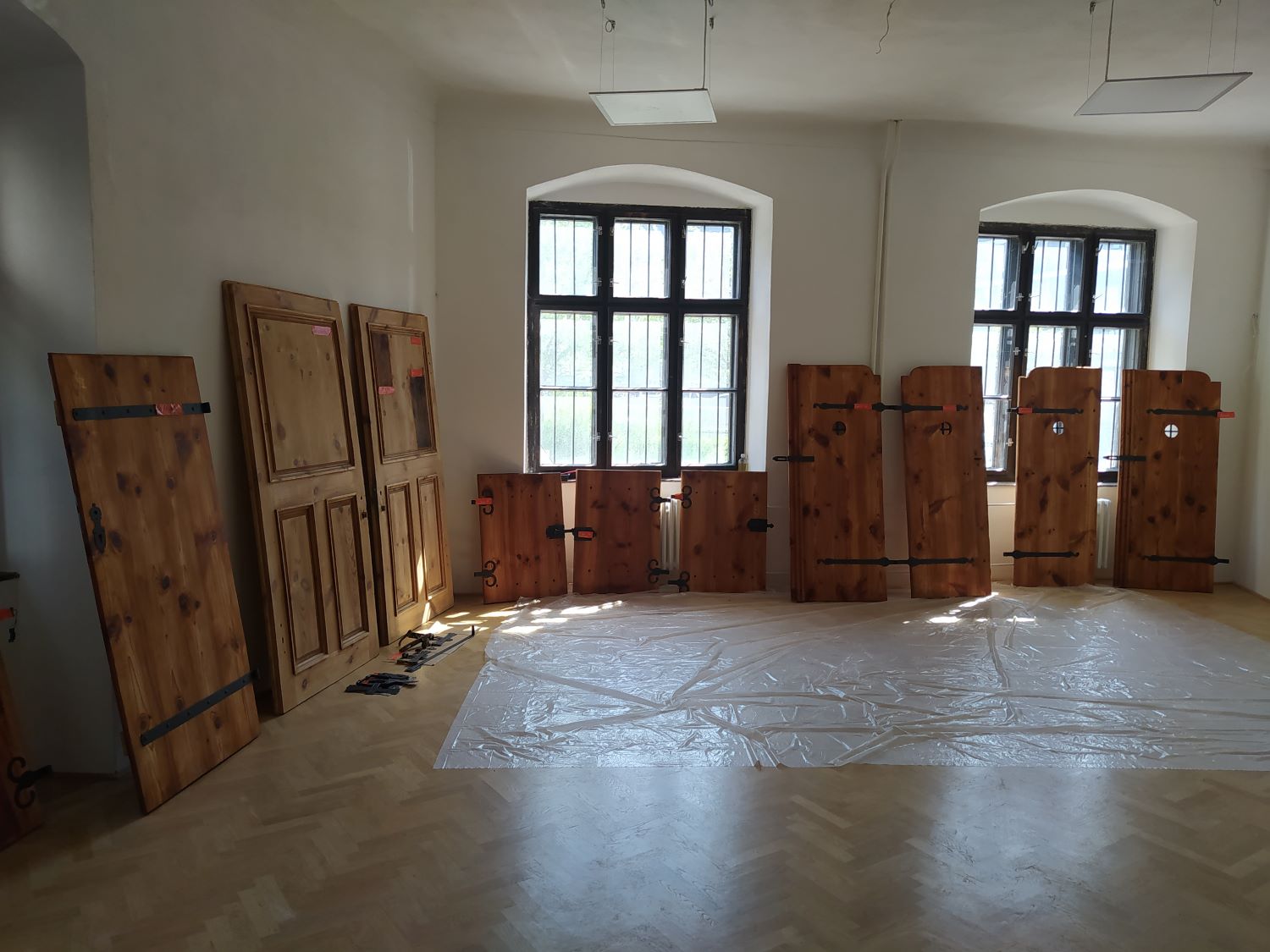 Obnovená miestnosť s okenicami v Starom lýceu v Bratislave.