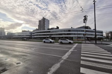 Z pohľadu rezidentov je vplyv križovatky na kvalitu bývania rozhodujúci. Práve preto sa tvorcovia projektu N!DO II rozhodli ruch a prach výrazne obmedziť prostredníctvom urbanistického riešenia a architektonického stvárnenia.