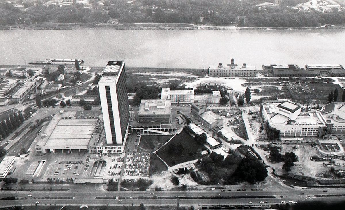 Na mieste súčasného downtownu vyrástla v roku 1984 budova Presscentra, ktorá po rekonštrukcii v roku 2006 zmenila názov na Tower 115.