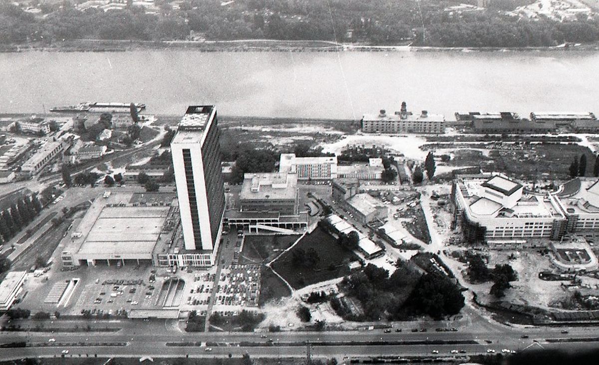 Na mieste súčasného downtownu vyrástla v roku 1984 budova Presscentra, ktorá po rekonštrukcii v roku 2006 zmenila názov na Tower 115.   