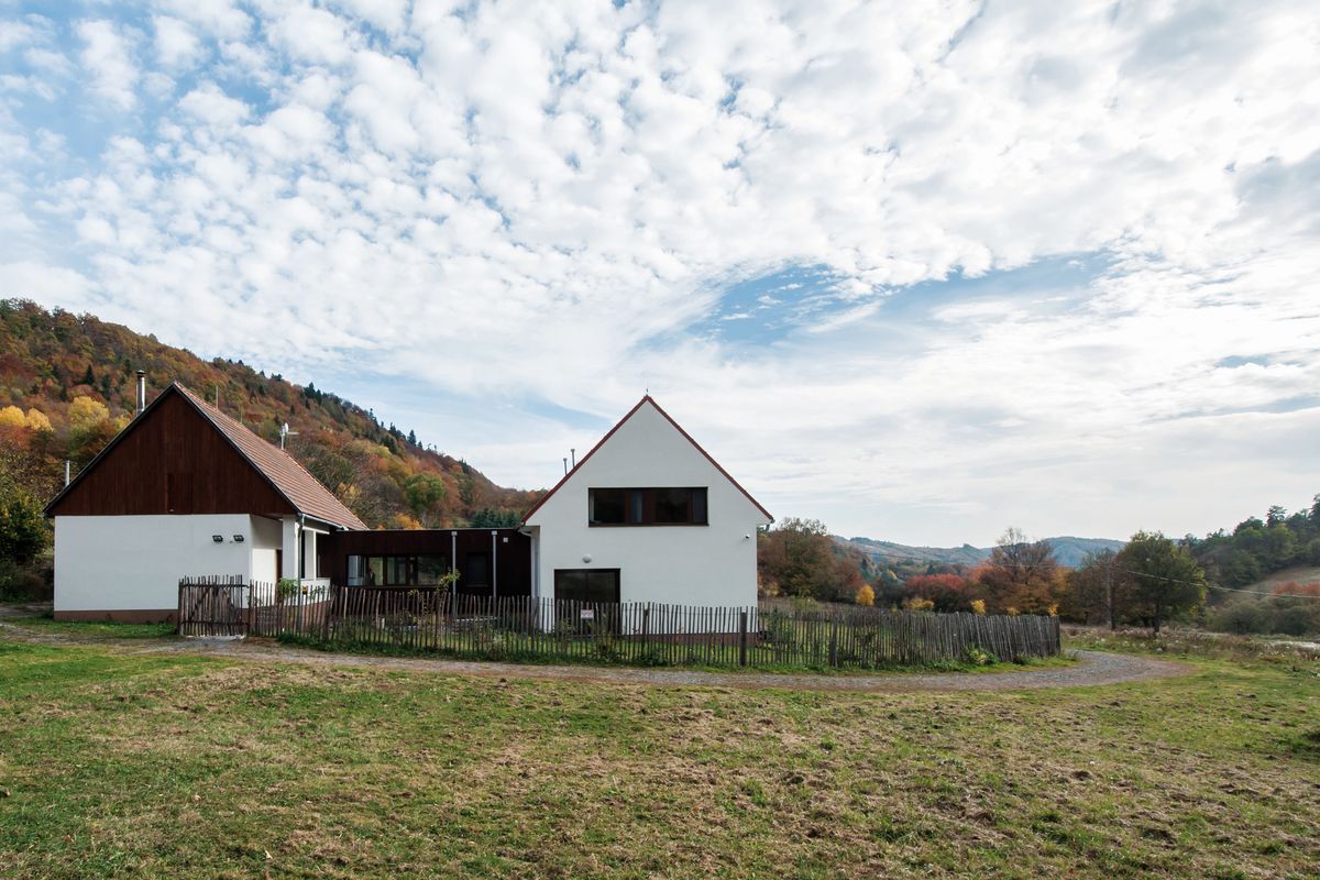 AM 09Antošíkov majer, agroturistické centrum pri obci Banská Belá. Autori: Pavol Vadkerti a Roman Rosina.