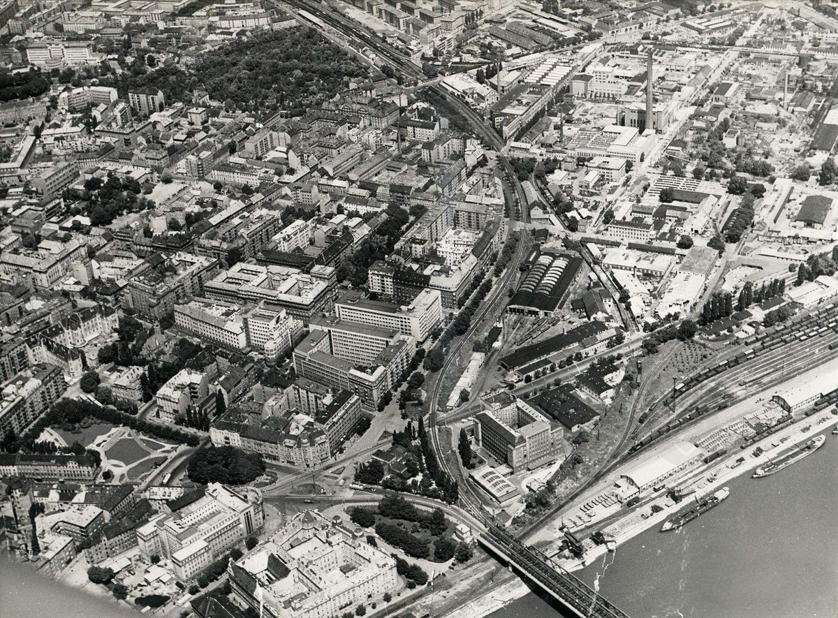 Letecký pohľad na Bratislavu okolo roku 1970. V pravej polovici fotografie sa v súčasnosti nachádza bratislavský downtown.