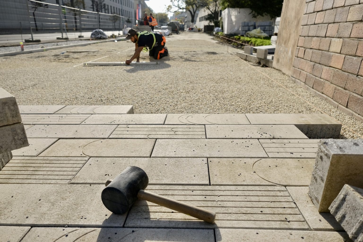 Revitalizácia chodníka na Mýtnej ulici pri Slovenskom rozhlase. 