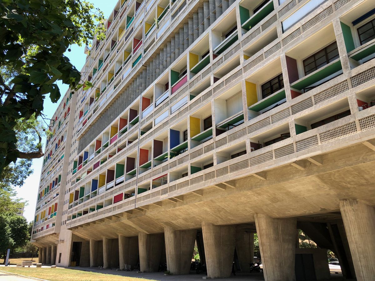 Unité d'habitaton je jedna z ikonických stavieb švajčiarskeho architekta Le Corbusiera. 