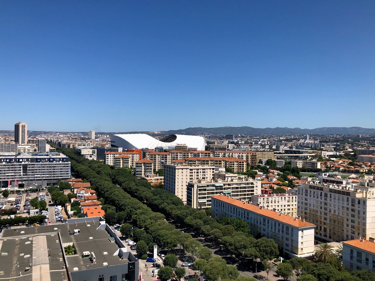 Výhľad z terasy na Marseille a futbalový štadión Vélodrome. Autorka AH