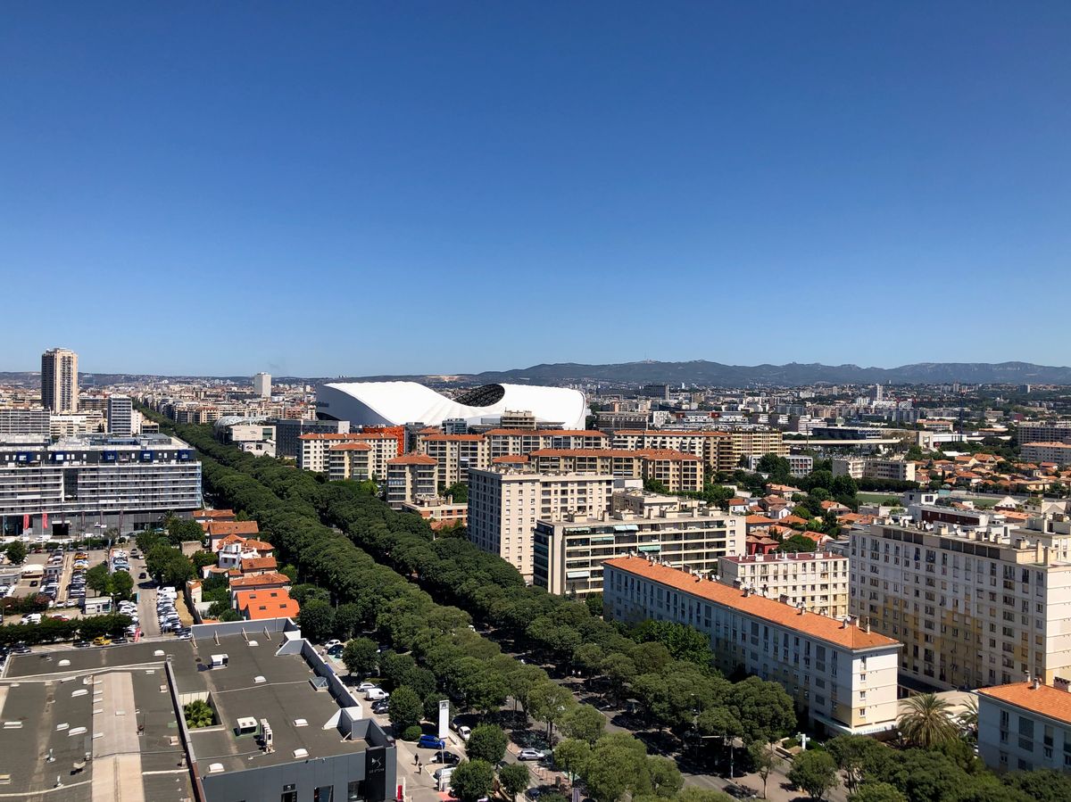 Výhľad z terasy na Marseille a futbalový štadión Vélodrome. 