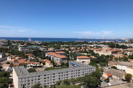 Výhľad zo strešnej terasy na Stredozemné more a okolie. Autorka AH