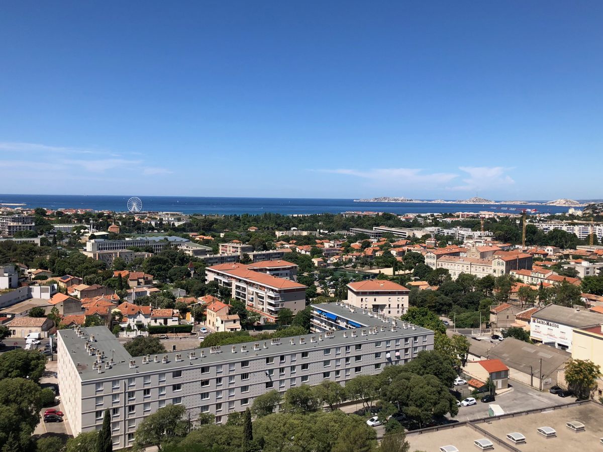 Výhľad zo strešnej terasy na Stredozemné more a okolie.