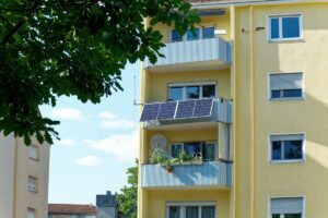 EÚ chce zjednotiť pravidlá pre balkónovú fotovoltiku, niektorým prináša paradoxne vyššiu spotrebu