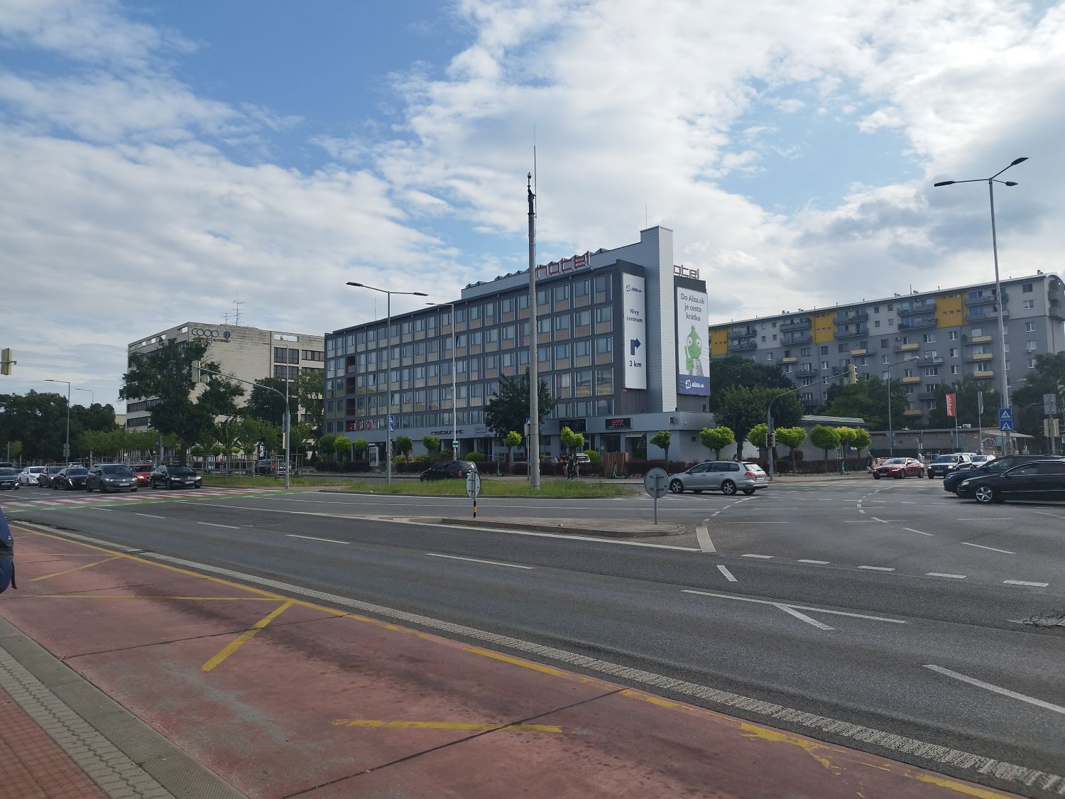 hotel Aston na križovatke Trenčianska - Bajkalská v Bratislave