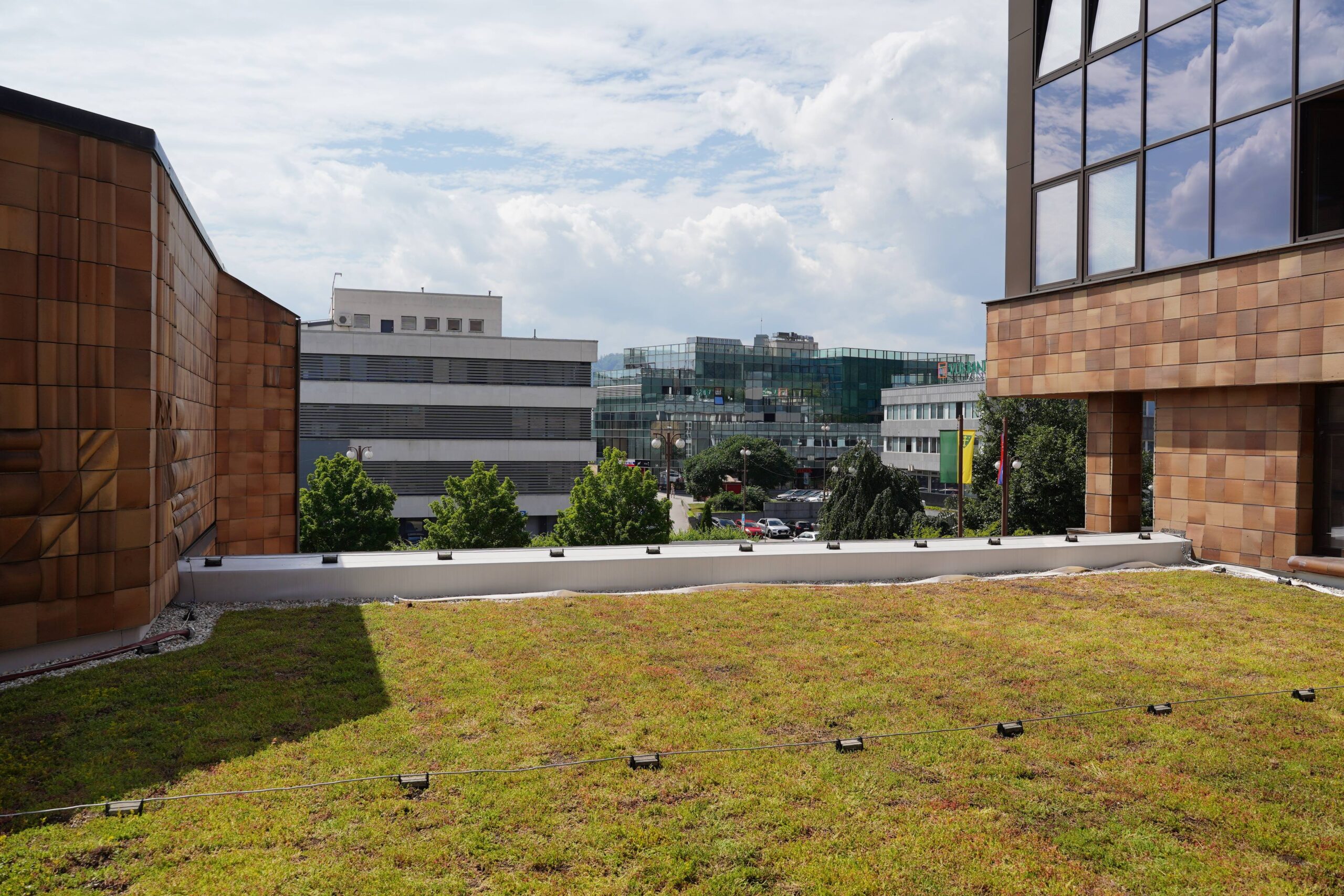 Zelená strecha na budove Mestského úradu v Žiline