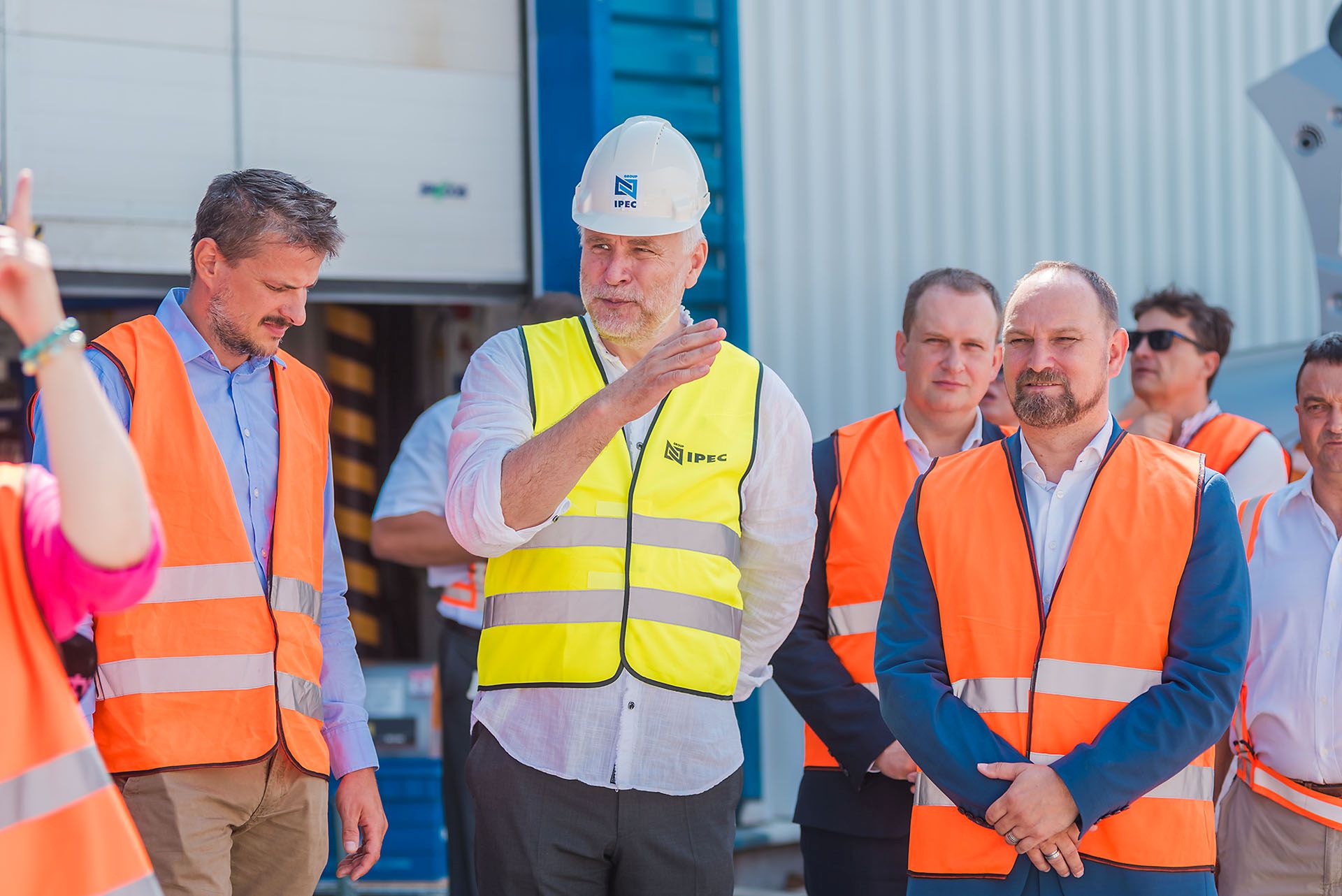 Na foto zľava predstaviteľ  zhotoviteľa Strabag, generálny riaditeľ IPEC Group Ivan Čarnogurský ml. ,primátor Senice Martin Džačovský, predseda TSK Jozef Viskupič