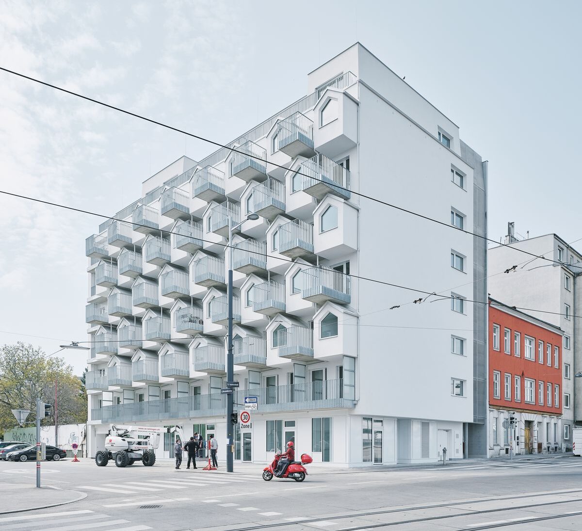 Okenné riešenia vo viedenskom projekte Gudrun Business Apartments sa prispôsobili predstave architektov zo štúdia BFA x KLK o mestskej verzii tradičných záhradkárskych domčekov, ktoré možno nájsť v okolí hlavného mesta.  