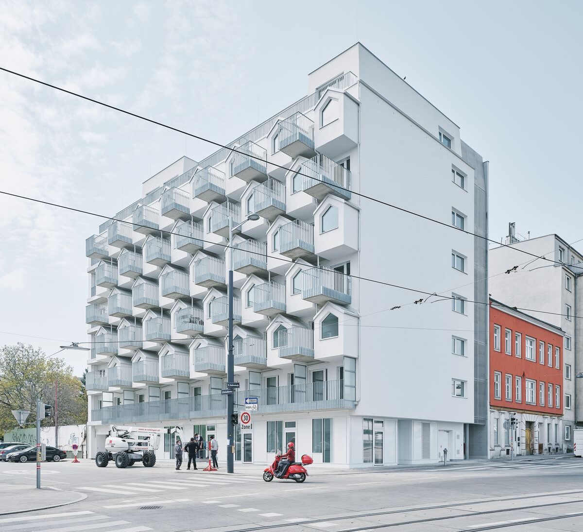 Okenné riešenia vo viedenskom projekte Gudrun Business Apartments sa prispôsobili predstave architektov zo štúdia BFA x KLK o mestskej verzii tradičných záhradkárskych domčekov, ktoré možno nájsť v okolí hlavného mesta.