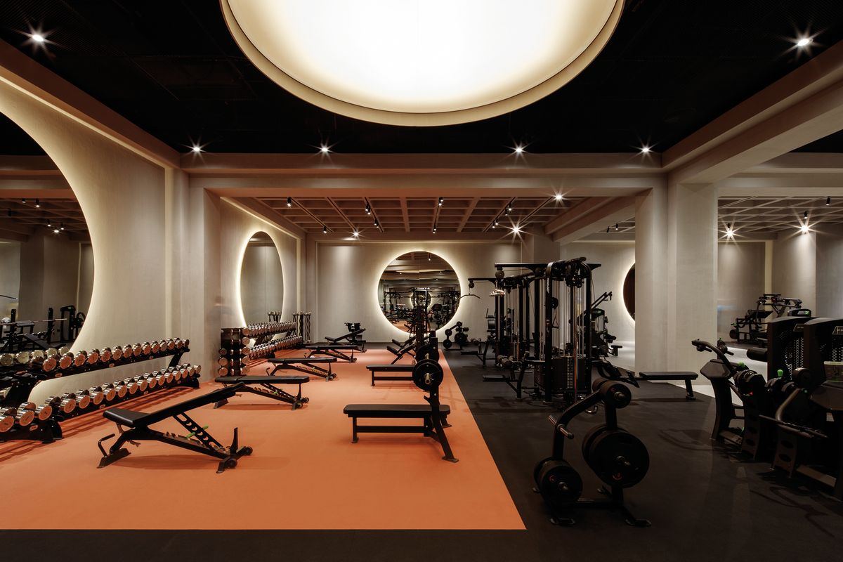 Fitness centrá vyžadujú špeciálnu podlahu, ktorá je nielen bezpečná a protišmyková, ale znesie tiež veľkú záťaž profesionálnych zariadení na cvičenie. Fitness Springs Warehouse Gym v Dubaji od VSHD Design.