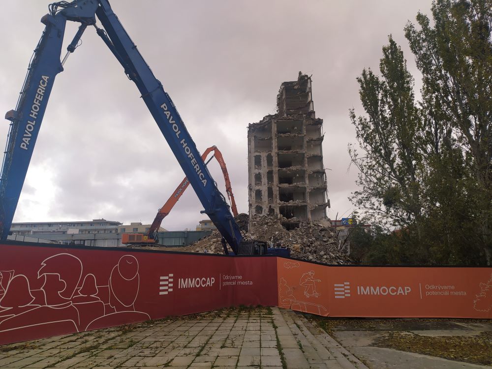 Búranie administratívnej budovy Domu odborov Istropolis, november 2022.