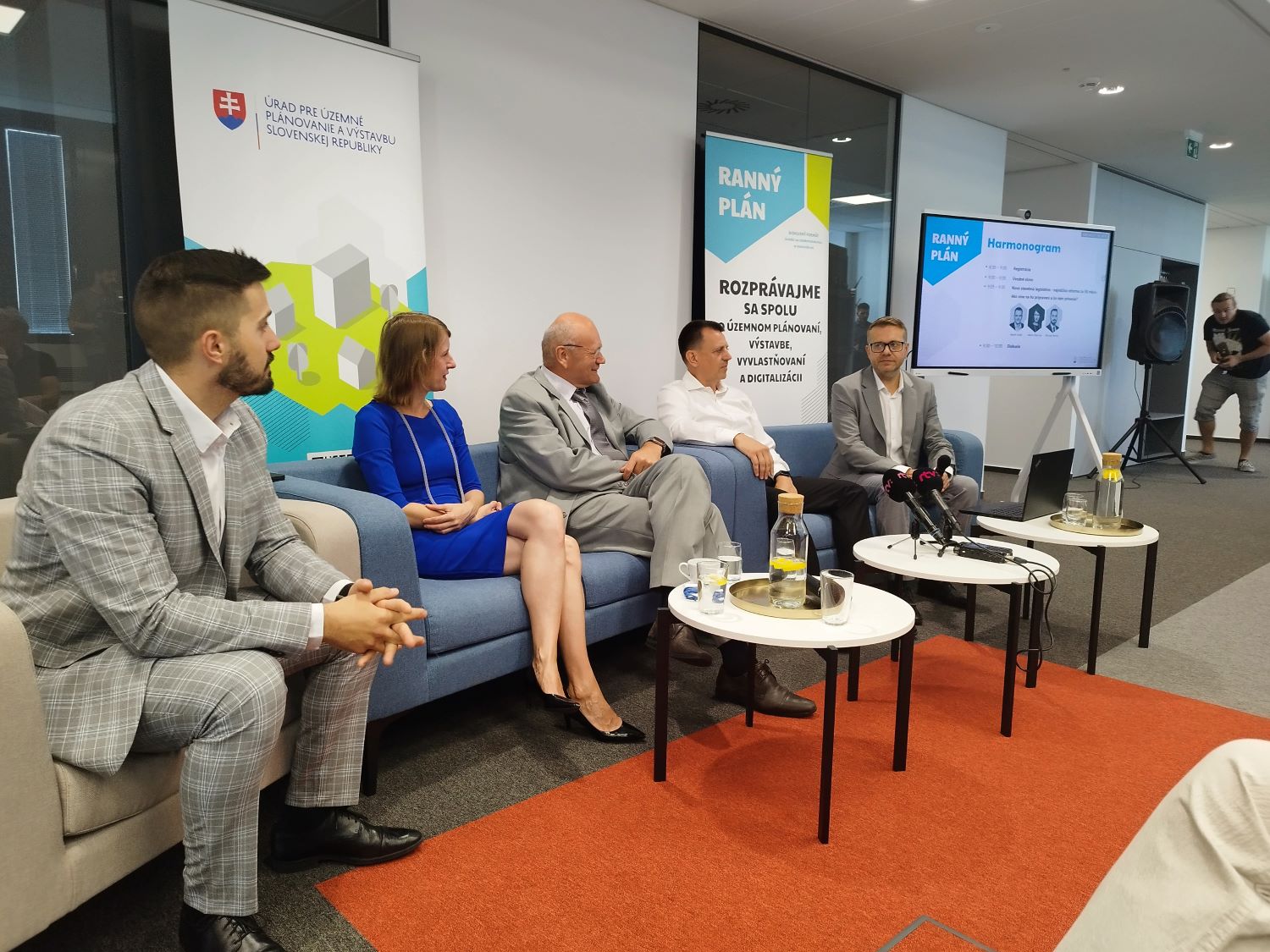 Informačné podujatie Úradu pre územné plánovanie a výstavbu SR, zľava Roman Skorka, Milota Sidorová, prof. Ervin Lumnitzer, Martin Hypký, Pavol Machava 