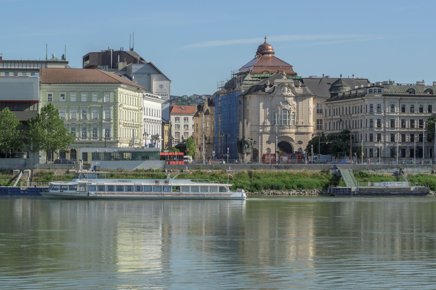 Nová Reduty strecha pritiahne pohľady zvedavcov aj výletnej lode