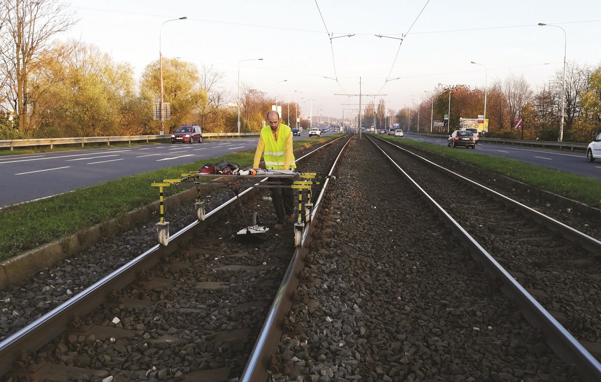 Obr. 2 Pomocný koľajový vozík (PKV), na ktorom je umiestnený GPR systém od firmy GSSi s anténami 200 MHz a 400 MHz a meracím počítačom. PKV je tlačený pešo. 
Meranie prebieha mimo osi koľaje.