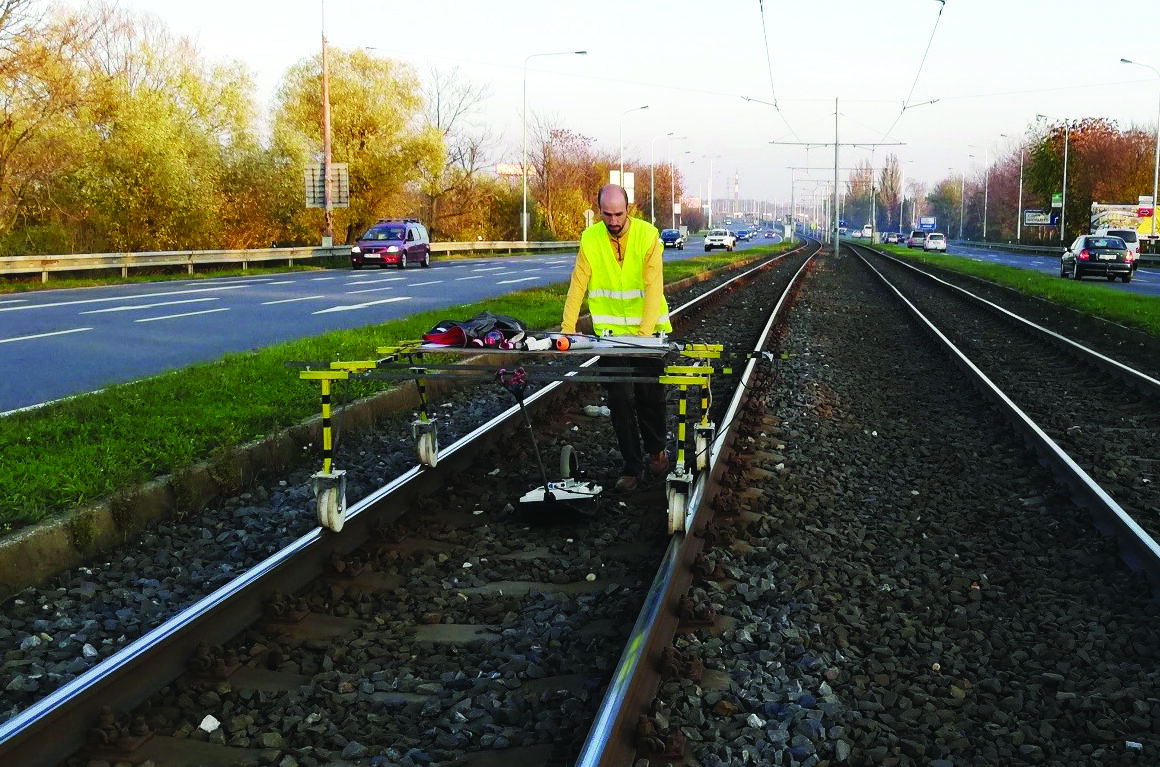 Obr. 2 Pomocný koľajový vozík (PKV), na ktorom je umiestnený GPR systém od firmy GSSi s anténami 200 MHz a 400 MHz a meracím počítačom. PKV je tlačený pešo. 
Meranie prebieha mimo osi koľaje.