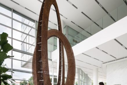 Dielo Divnô v priestore lobby Aupark Tower.