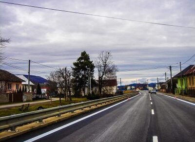 Frekventovaná cesta prvej triedy I/74 medzi mestom Humenné a obcou Belá nad Cirochou