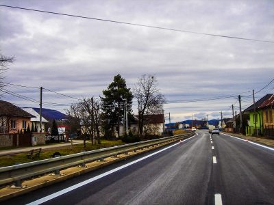 Frekventovaná cesta prvej triedy I/74 medzi mestom Humenné a obcou Belá nad Cirochou