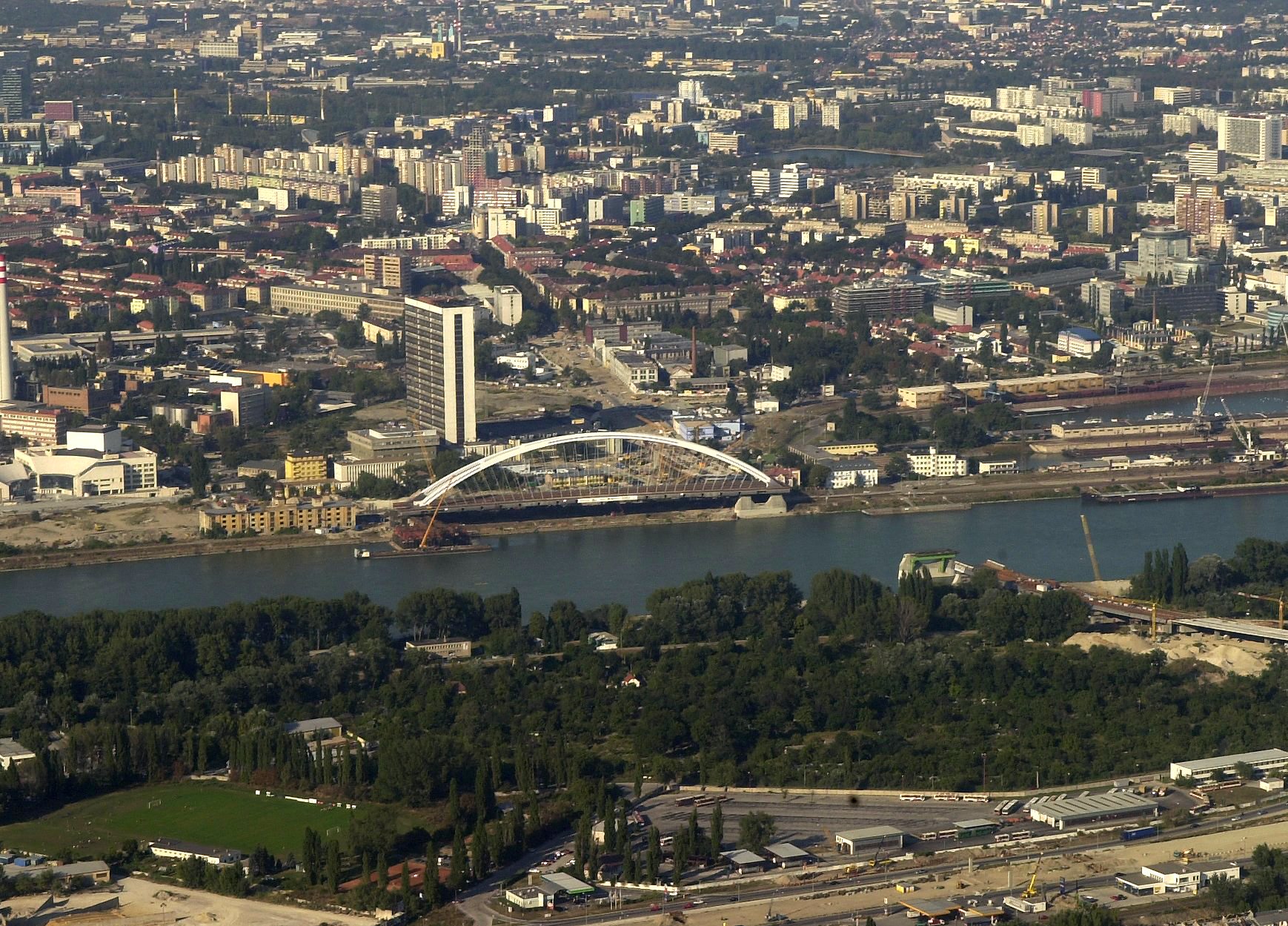 Na pravom brehu Dunaja je stavba Mosta Apollo pred jeho otočením v septembri 2004, po ktorom dosiahol ľavý petržalský breh.