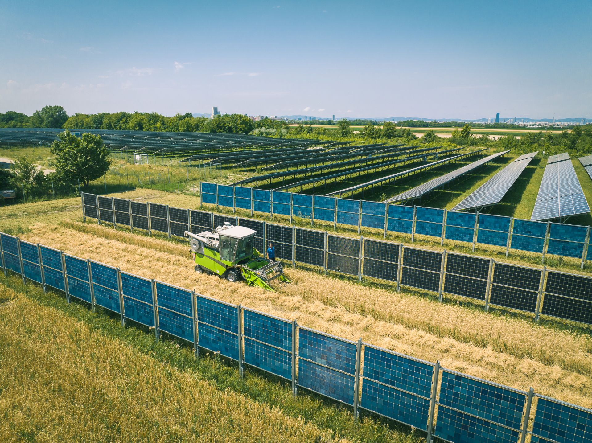 Vertikálne panely podľa Wien Energie produkujú rovnaké množstvo prúdu ako tradičné panely orientované na juh. 