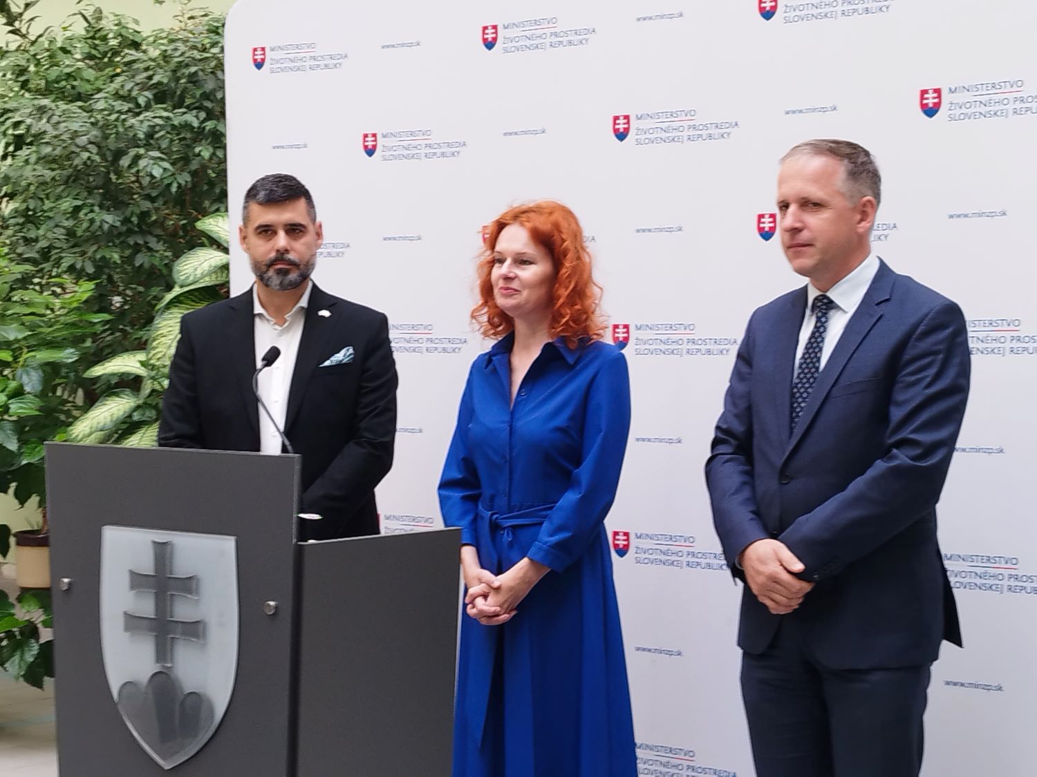 Na snímke z pravej strany sú: minister životného prostredia SR Milan Chrenka, vicepremiérka pre Plán obnovy a odolnosti SR a využívanie eurofondov Lívia Vašáková a generálny riaditeľ Slovenskej agentúry životného prostredia Matej Kerestúr