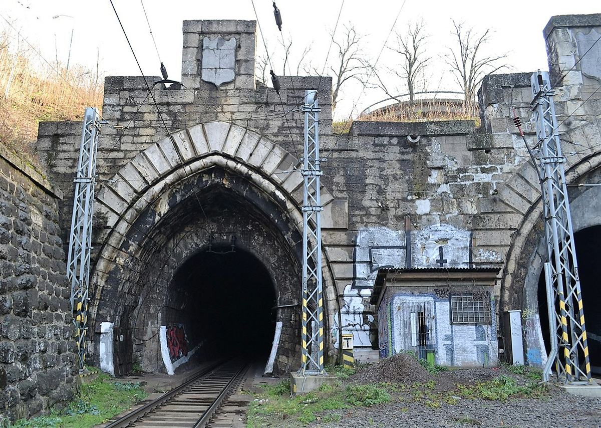 Obr. 5 Pohľad na západný (Lamačský) portál Bratislavského tunela č. 2 pred obnovou
