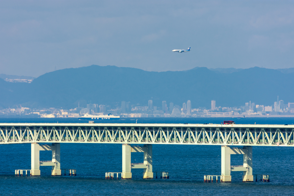 Most spájajúci medzinárodné letisko Kansai s pevninou, Japonsko.
