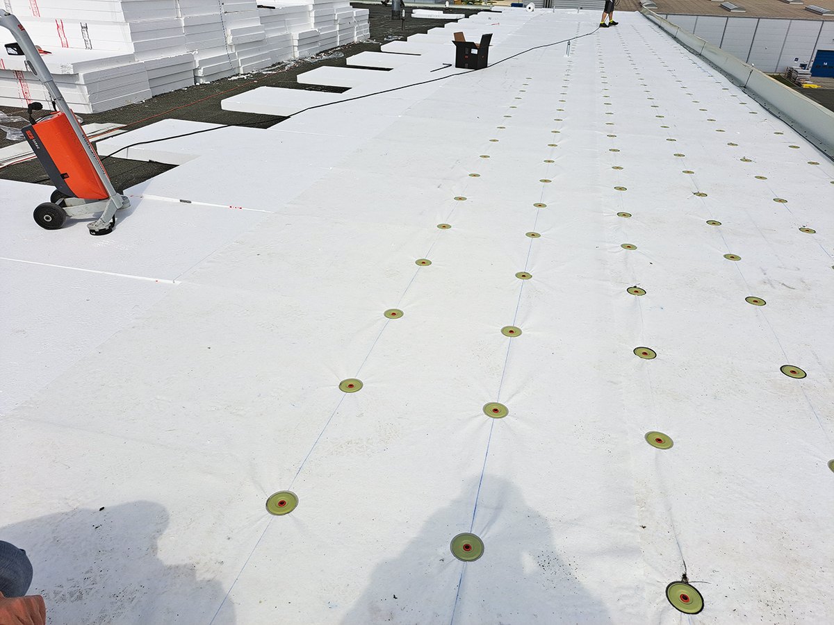 Obr. 1 Zhustený raster kotiev v okrajovej časti strechy pred pokládkou hydroizolačnej fólie. Výhodou je stabilizácia tepelnej izolácie v ploche.