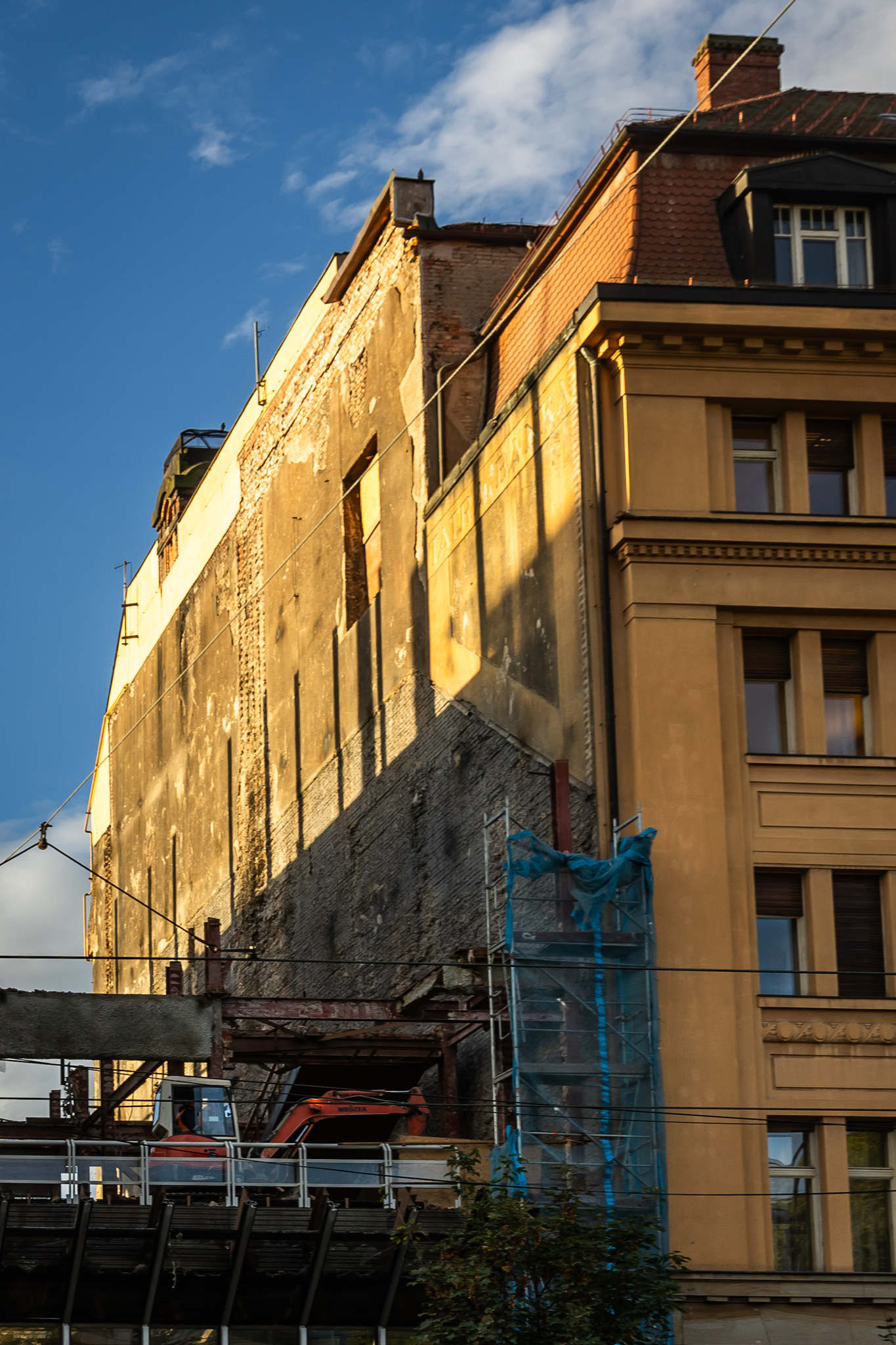 Bankový palác Tatra banky, ktorý odhalil nápis na fasáde po zbúraní fasády Domu odievania