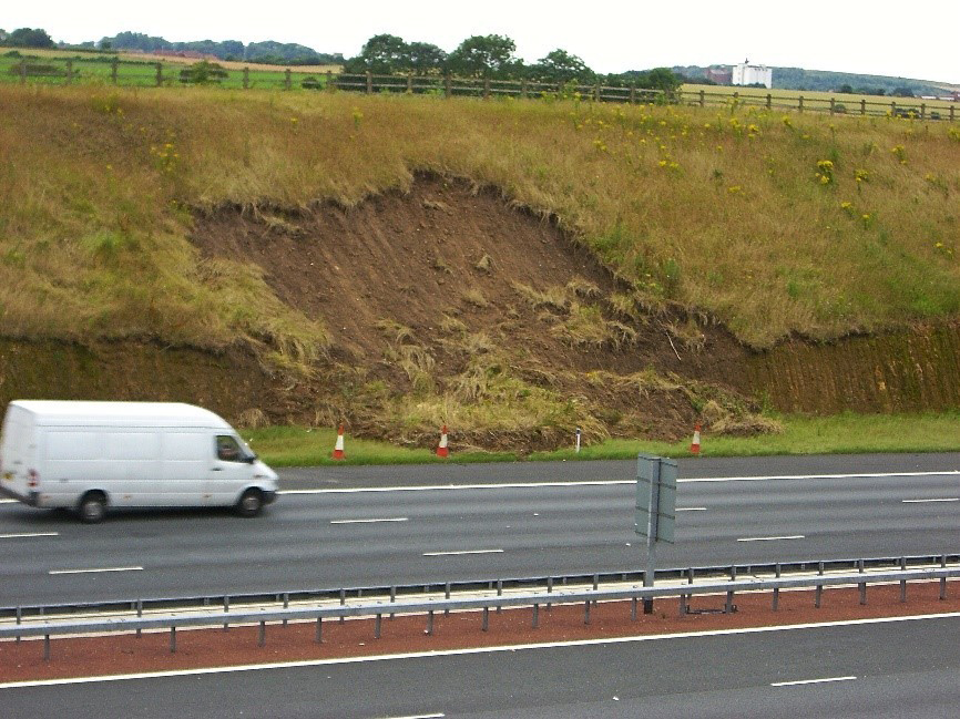 Obr. 2 Príklad povrchového zosuvu spôsobeného eróziou