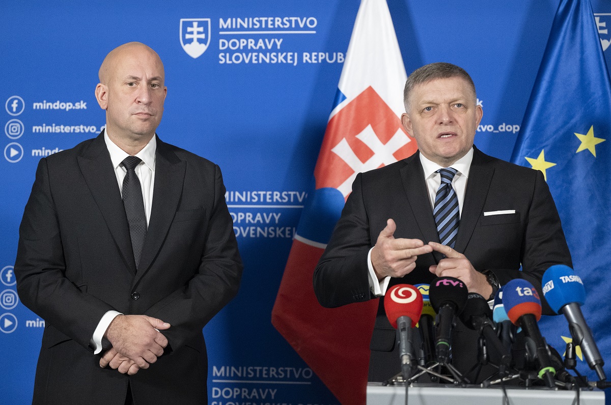 SR premiér Fico ministerstvá návšteva MDV BAX
Predseda vlády SR Robert Fico navštívil Ministerstvo dopravy a výstavby SR
Na snímke vpravo predseda vlády SR Robert Fico v rámci uvádzania ministrov na rezorty navštívil Ministerstvo dopravy SR a vľavo minister dopravy SR Jozef Ráž ml. počas tlačovej konferencie 31. októbra 2023 v Bratislave.