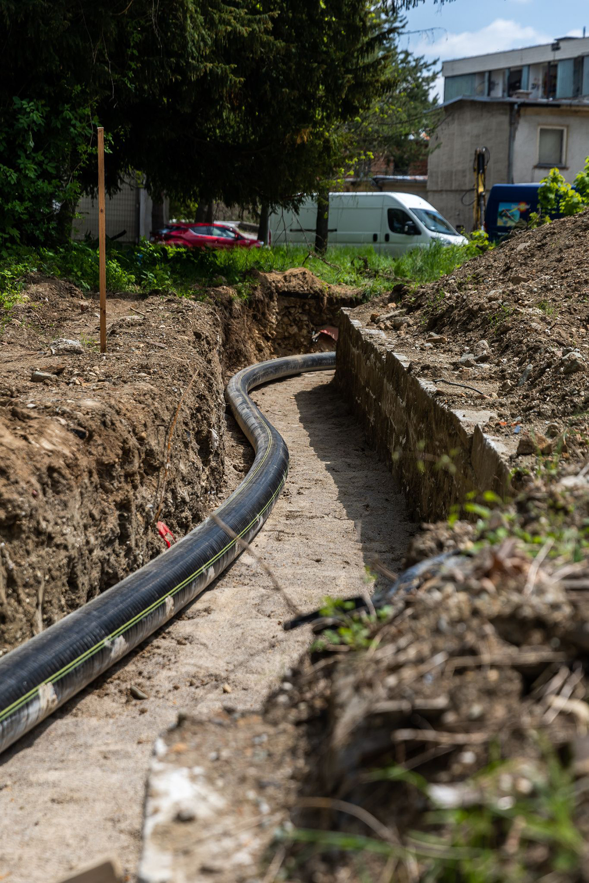 b) kopírovanie terénu bez použitia kolien