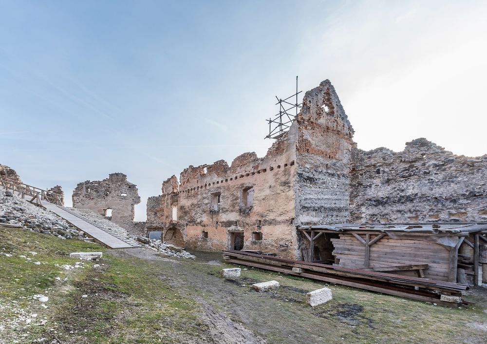 Hrad Uhrovec - hospodárska budova
