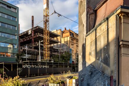 Dom odievania počas dekonštrukcie a detail odhaleného nápisu „Tatra banka" bankového paláca Tatra banky