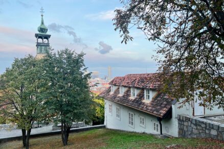 Budova na Mikulášskej ulici č. 3 a 5 - v pozadí vidieť vežu Chrámu sv. Mikuláša