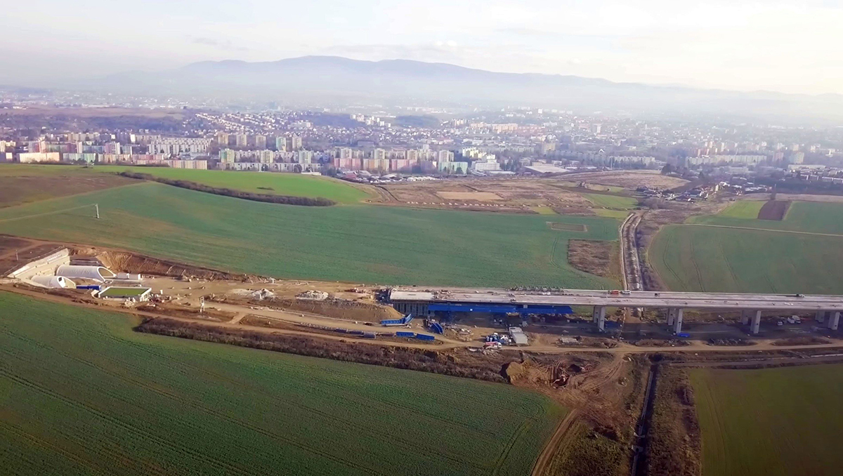 Obr. 3 Výstavba mosta SO 201-00 technológiou výsuvnej skruže, vľavo južný portál a hĺbená časť tunela Bikoš