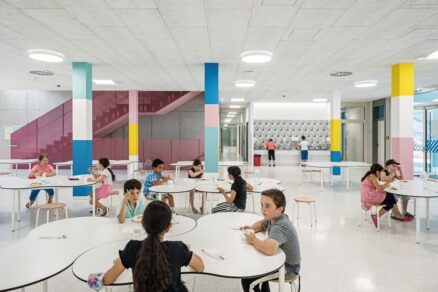 Architektúra umožňuje pedagógom venovať sa malým skupinkám žiakov rôzneho veku. Základnú školu so 17 triedami tu navštevujú deti vo veku 6 až 10 rokov, odborná škola pozostáva z 23 tried pre študentov od 15 až do 19 rokov.