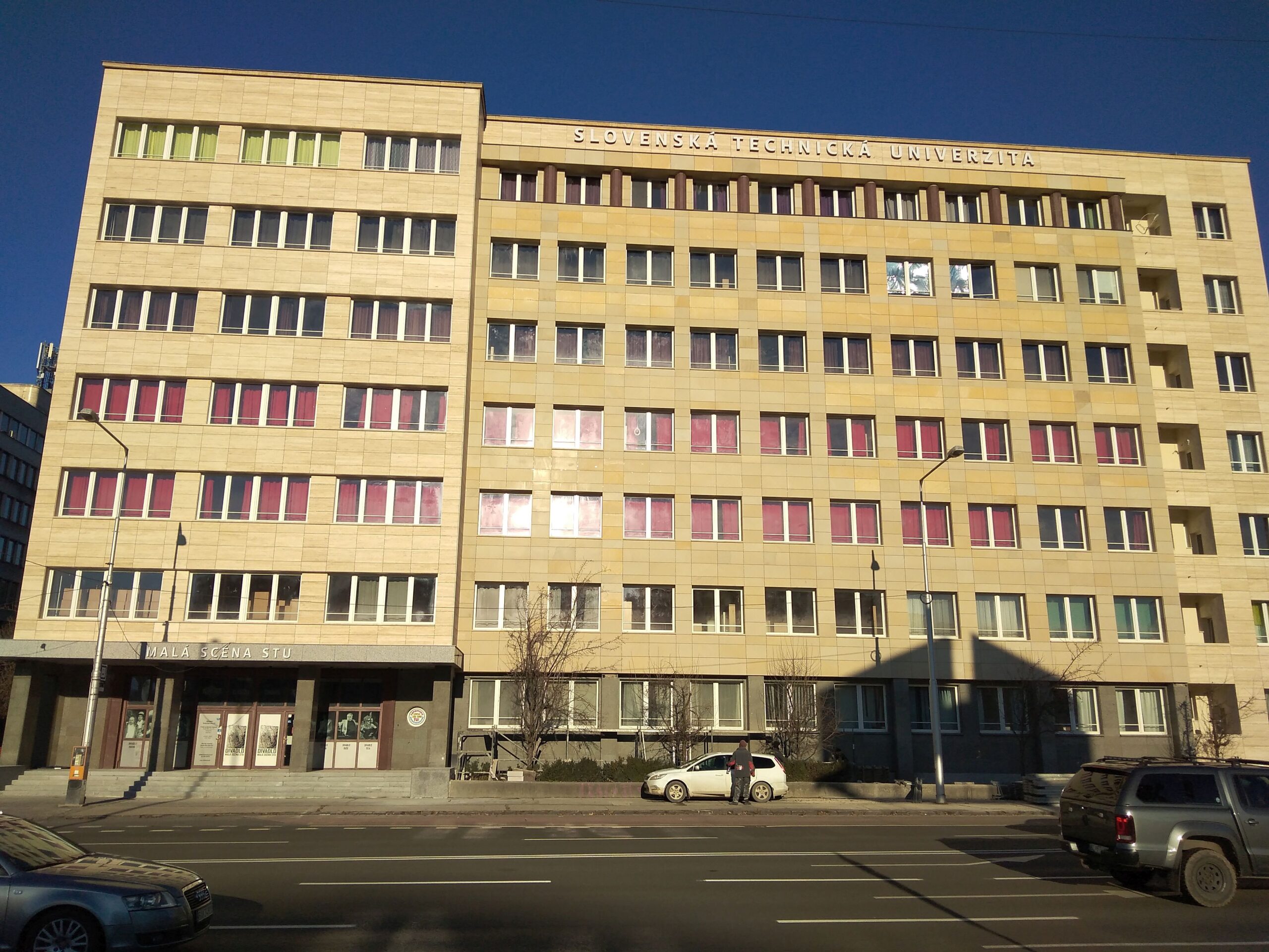 Študentský domov Dobrovičova Slovenskej technickej univerzity v centrálnej časti Bratislavy 