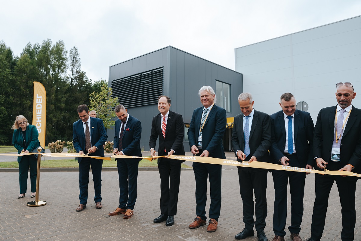 Veľvyslanec USA v Poľsku Mark Brzezinski sa zúčastnil na slávnostnom otvorení novej továrne Schiedel v poľskom meste Okup Wielki.