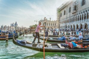 Benátky ohrozuje masívny turizmus aj klimatické zmeny. Vstup do mesta chcú od budúceho roka spoplatniť