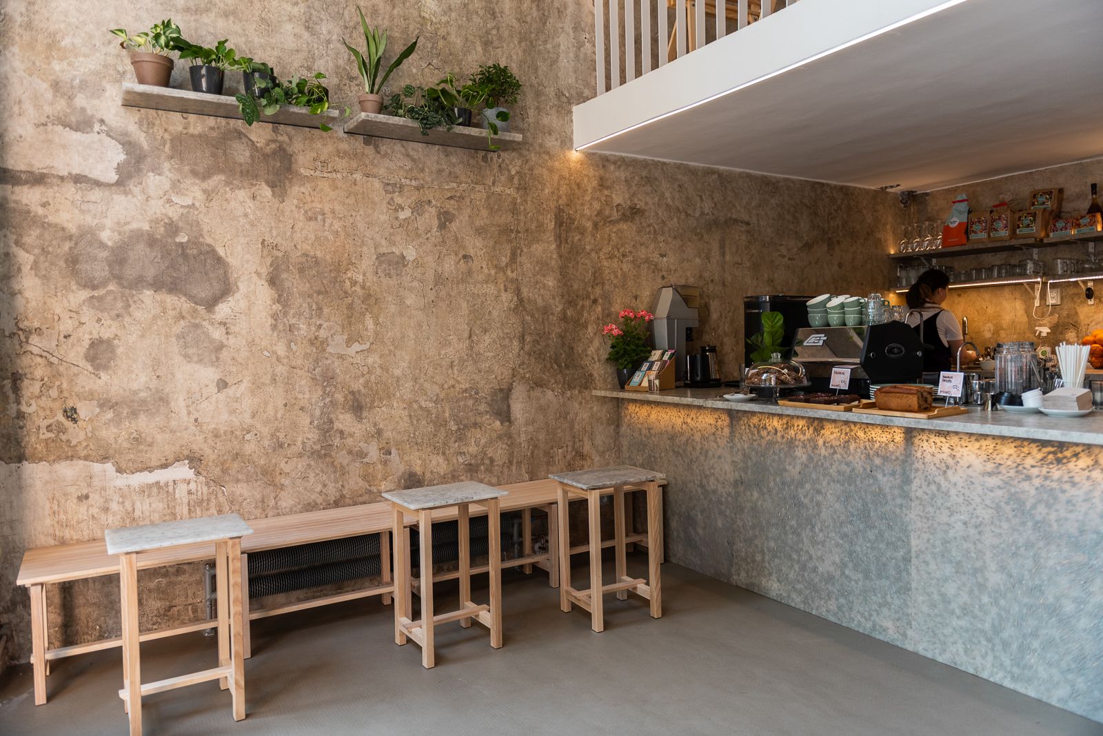 Espresso bar Punkt v Brne má nábytok z recyklovaného materiálu od Plastic guys. 