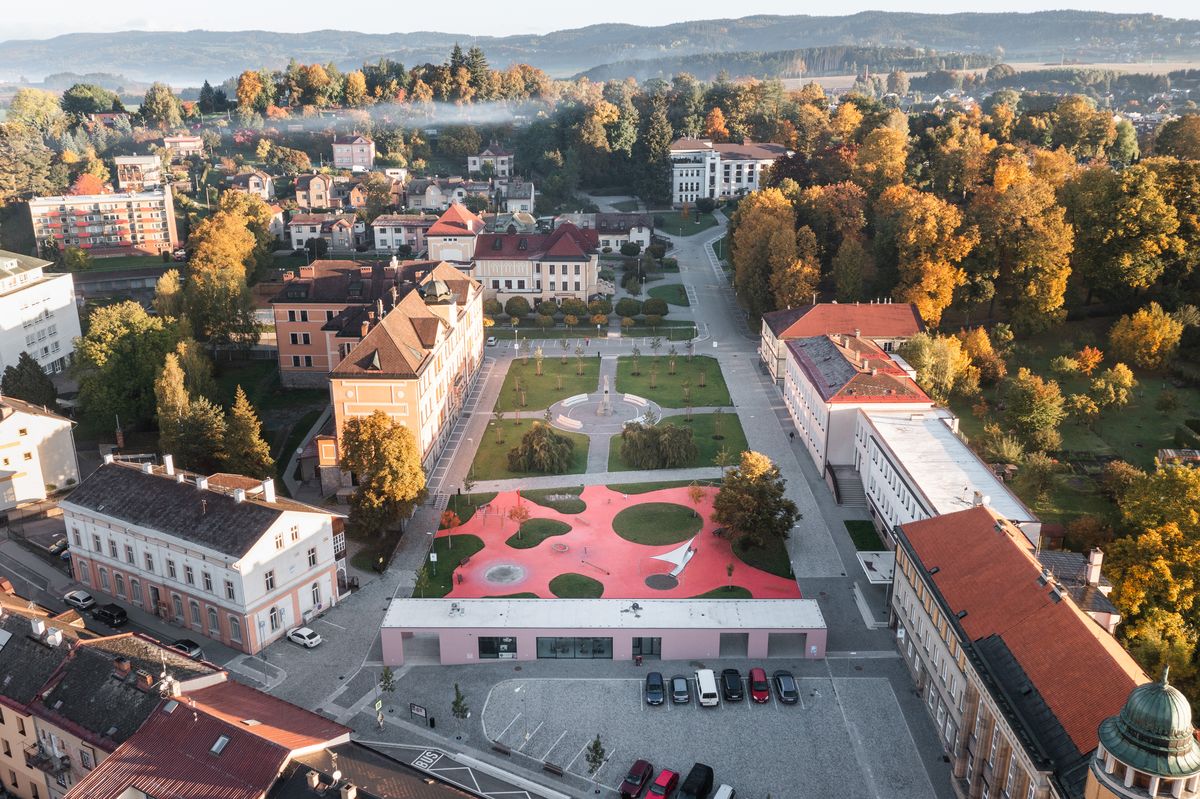 Verejné priestranstvo medzi školami v Červeném Kostelci