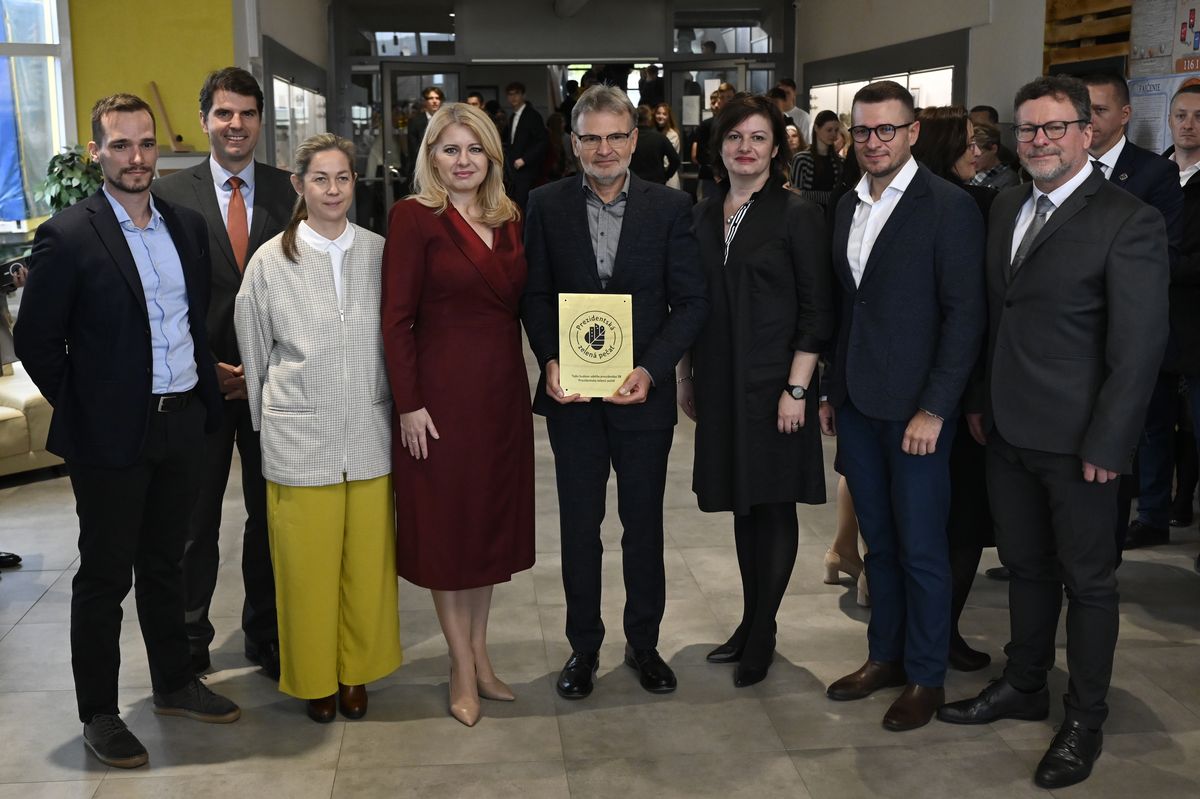Na snímke štvrá zľava prezidentka SR Zuzana Čaputová pózuje s členmi odbornej komisie, ktorá hodnotí budovy zapojené do projektu Prezidentská zelená pečať