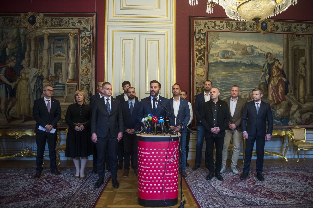 Primátor Bratislavy Matúš Vallo (uprostred) počas tlačovej konferencie primátora Bratislavy so starostami bratislavských mestských častí 14. novembra 2023 v Bratislave. Mesto Bratislava chce zvýšiť daň z nehnuteľností v priemere o 35 percent a poplatok za odpad o 30 percent. Na snímke starostka MČ Karlova Ves Dana Čahojová (druhá vľavo), starosta MČ Ružinov Martin Chren (tretí vľavo), starosta MČ Nové Mesto Matúš Čupka (v okuliaroch), primátor Bratislavy Matúš Vallo, starosta MČ Vajnory Michal Vlček (šiesty sprava), starosta MČ Rača Michal Drotován (piaty sprava), starosta MČ Podunajské Biskupice Roman Lamoš (štvrtý sprava),  starosta MČ Vrakuňa Martin Kuruc (druhý vpravo).