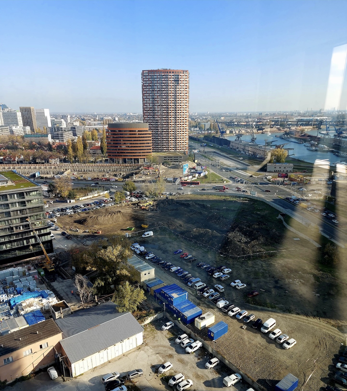 Pozemok Portum Towers v rožnej časti križovatky, kde je badateľný začiatok stavebných prác